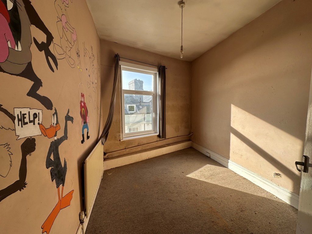 Lot: 66 - FREEHOLD MIXED USE INVESTMENT - Flat 2 second bedroom